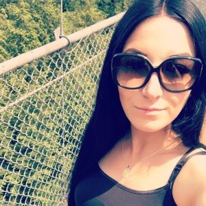 Meet your Posher, Kayla